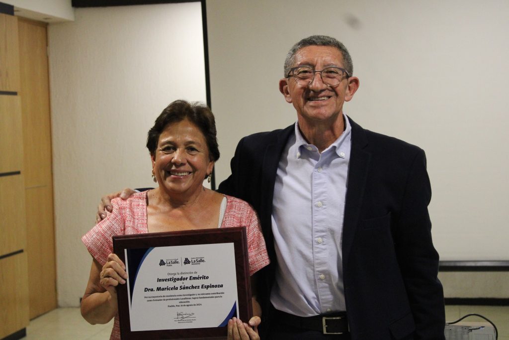 Dra. Maricela Sánchez Espinoza recibe distinción como Investigadora Emérita.